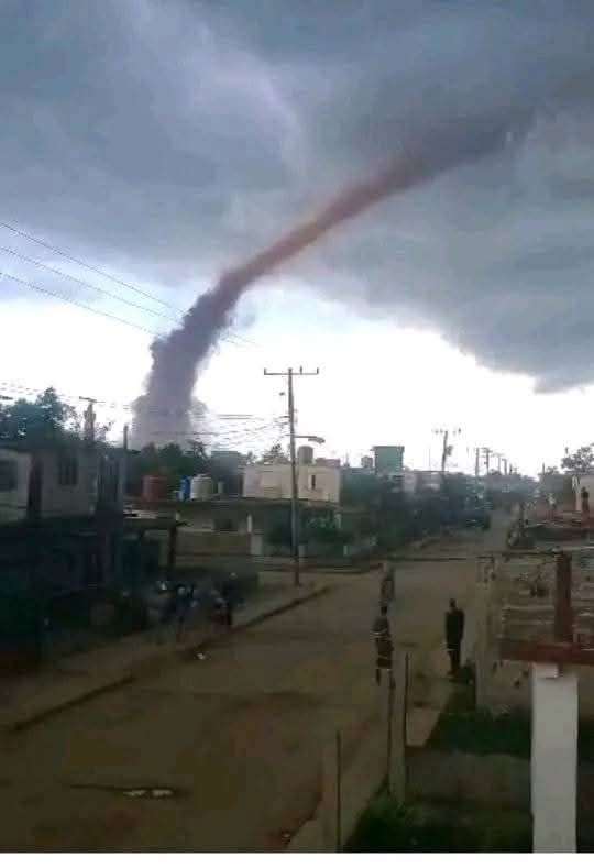 En plena tarde fuerte tormenta azotó est88 … Ver más